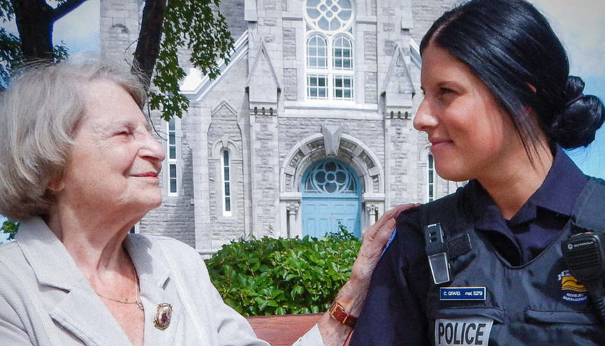 policière-qui-aide-une-dame