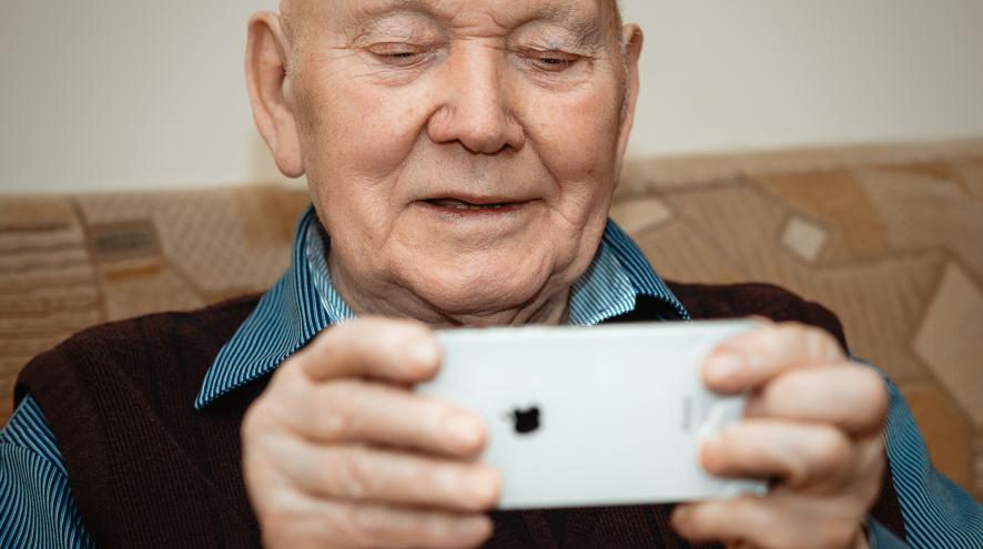 personne âgée connectée