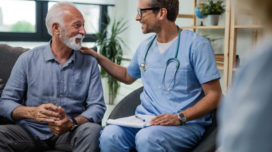 un médecin accompagne un patient 