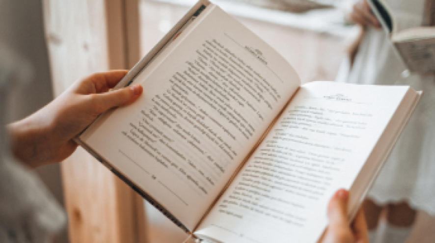 personne qui lit un livre