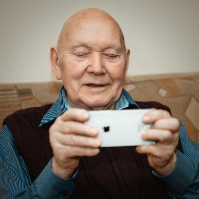 personne âgée connectée