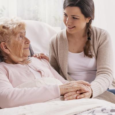personne âgée soutenue par une de ses proches