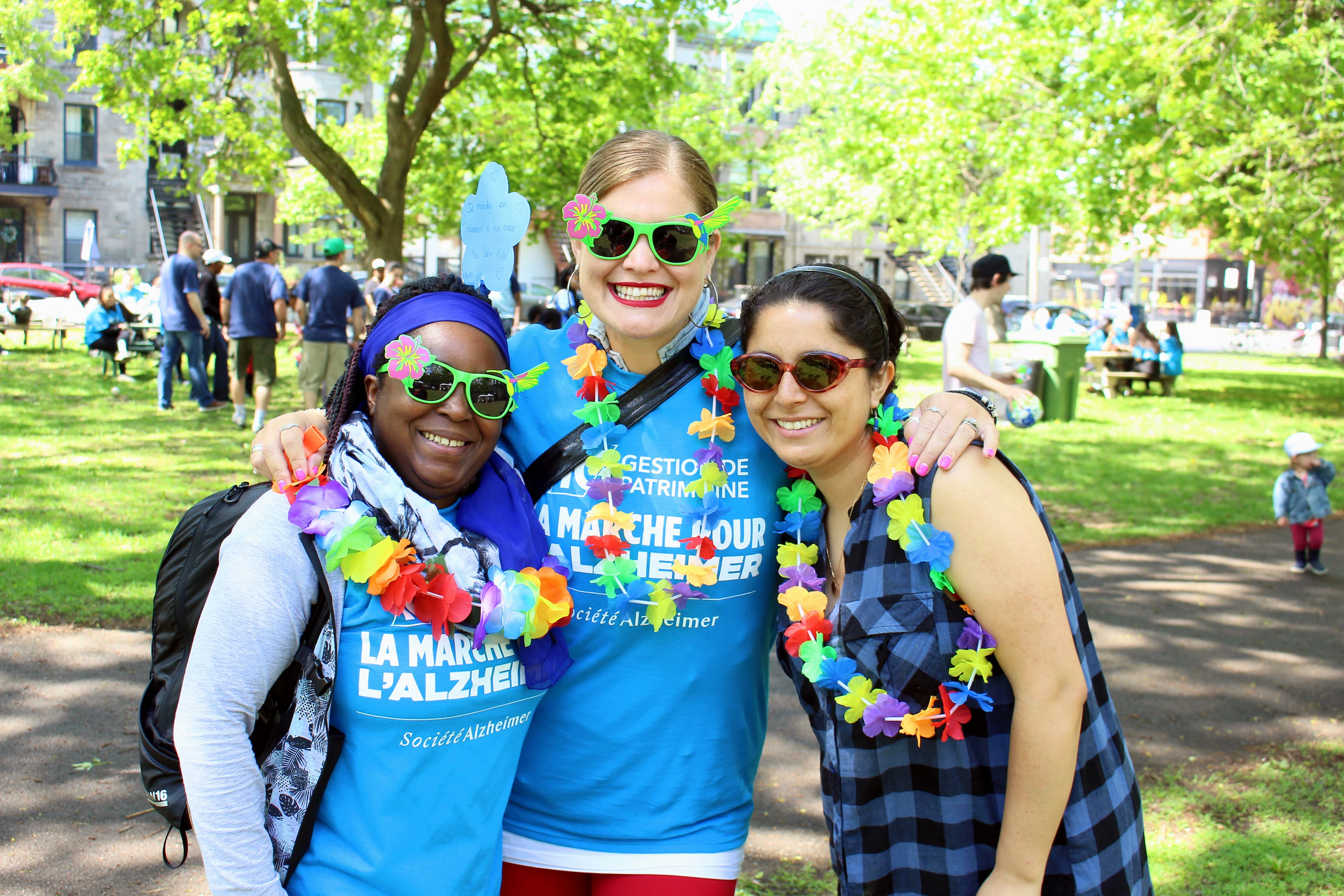 Smiling women trio- IG Walk-FR